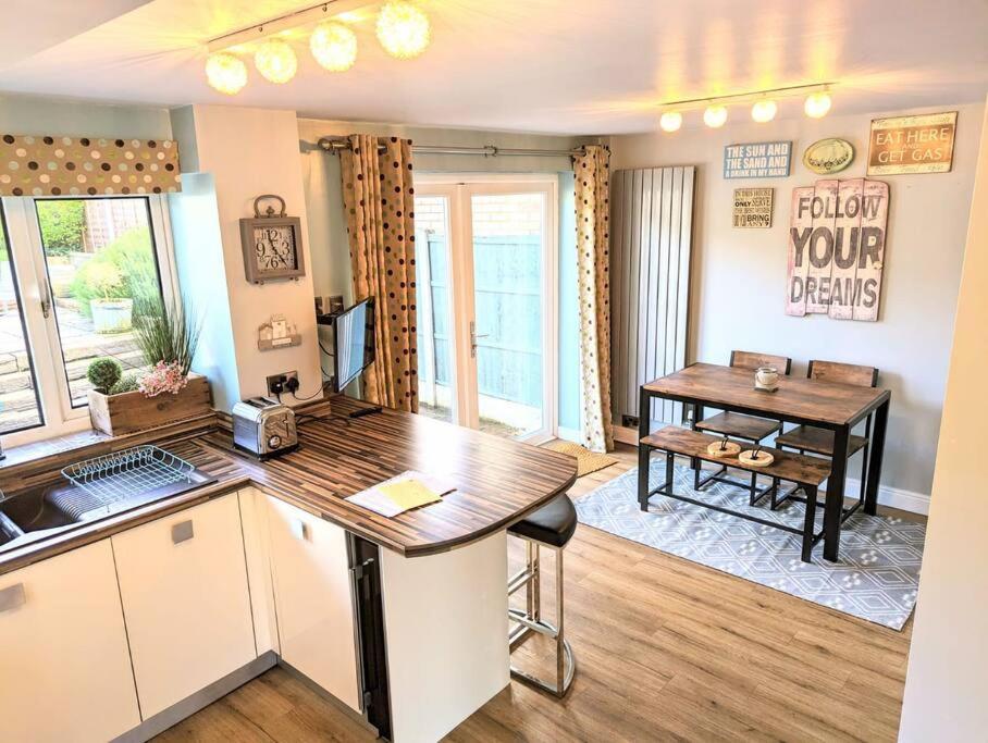 Spacious Lovely 3 Bed House In Keyworth Nottingham Suit Contractors Or Family Exterior photo